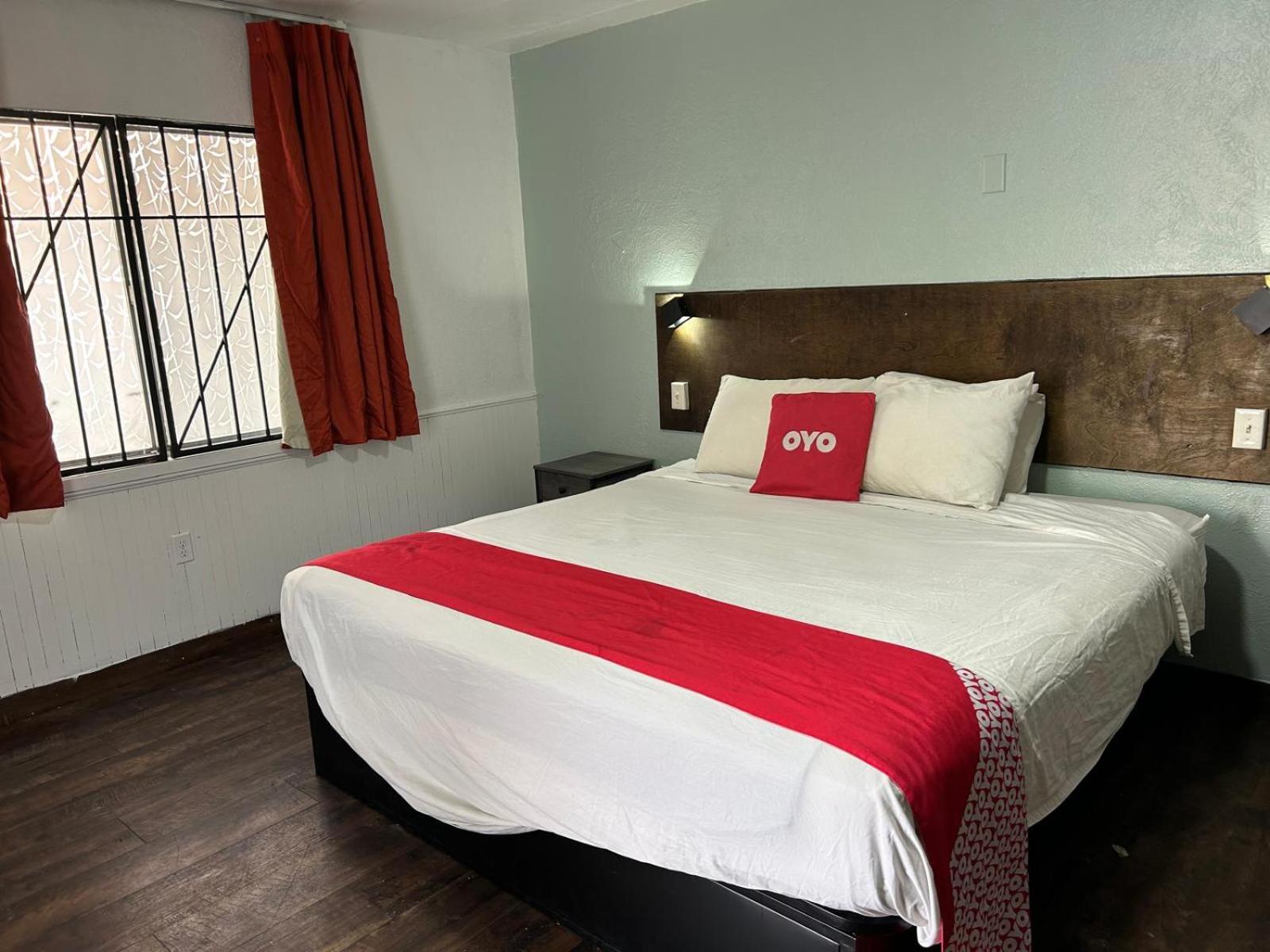 Oyo Hotel Downtown Peoria I-74 Exterior photo