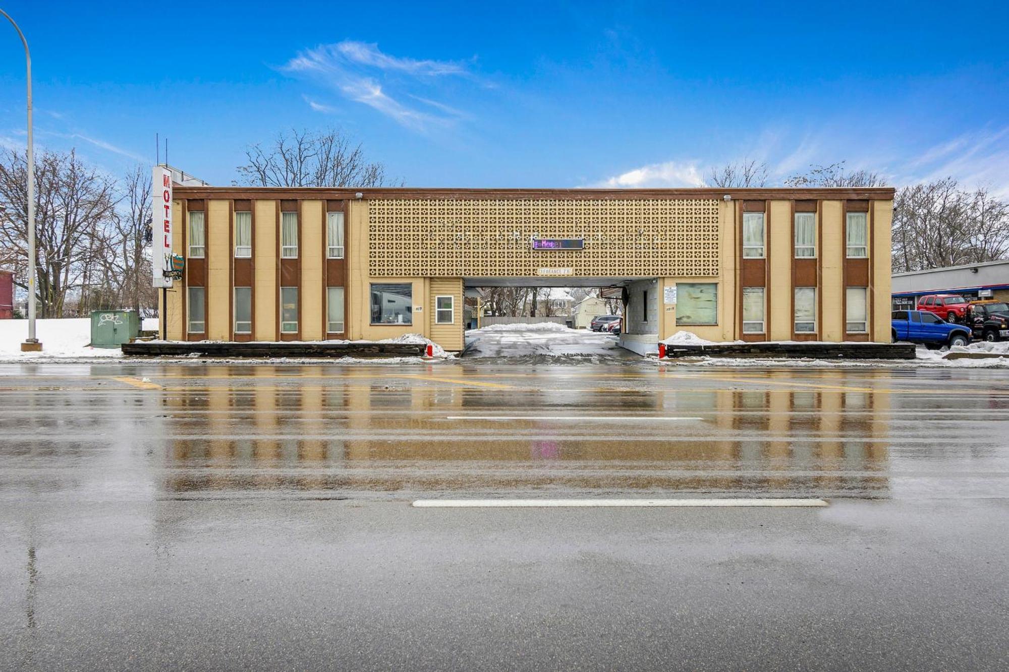 Oyo Hotel Downtown Peoria I-74 Exterior photo
