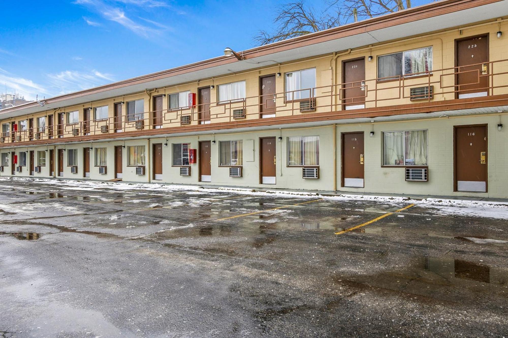 Oyo Hotel Downtown Peoria I-74 Exterior photo